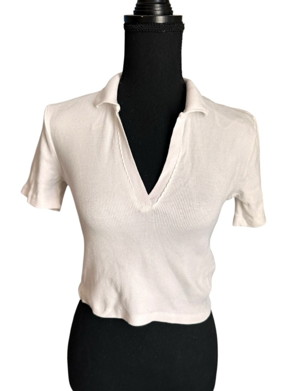 Zara Women's White Collared V-neck Short Sleeve Cropped Top Size M